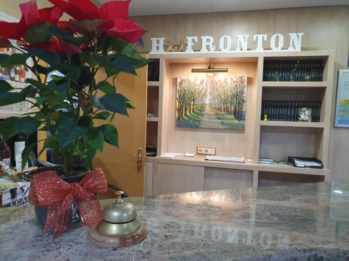 Hostal Fronton อัลโกเบนดาส ภายนอก รูปภาพ